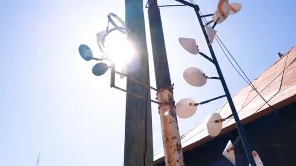 Ein Alter Windspinner Auf Stromleitungsmasten — Stockvideo