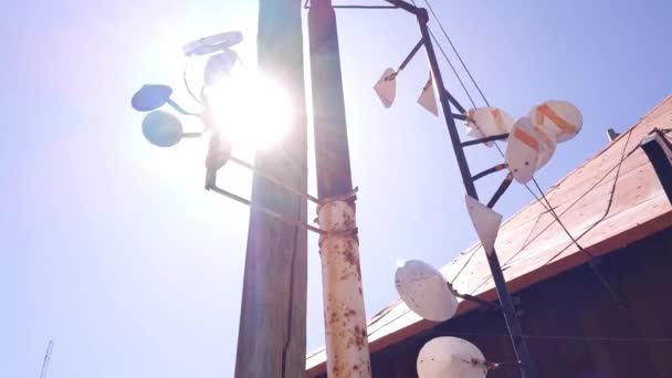 Ein Alter Windspinner Auf Stromleitungsmasten — Stockvideo