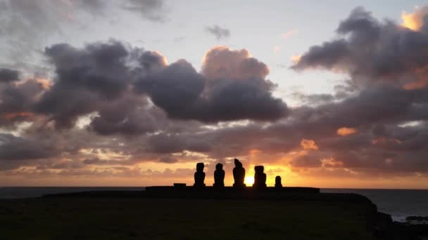 Antike Moai Statuen Der Küste Von Rapa Nui Osterinsel Auflösung — Stockvideo