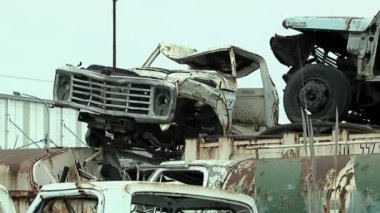 Buenos Aires, Arjantin yakınlarındaki bir hurdalıkta hurdaya çıkmış kamyonlar..  