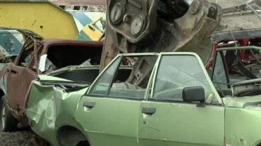 Hurdalıkta Geri Dönüşüm Sürecinde Hurda Metal İçin Eski Bir Araba Kaldırılıyor.  