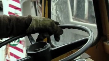 Araba Mezarlığında Eski Mobil Crane kullanan bir adam, Kulübeden görüldü.. 