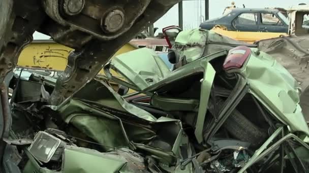 Guindaste Hidráulico Levantando Carro Velho Para Sucata Metal Durante Processo — Vídeo de Stock