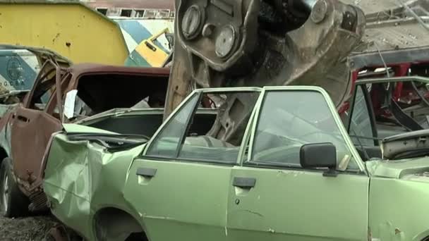 Guindaste Levantando Carro Velho Para Sucata Metal Durante Processo Reciclagem — Vídeo de Stock