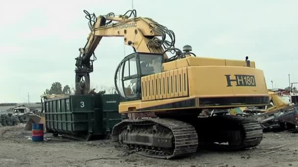 Grue Mécanique Jaune Hydraulique Utilisée Pour Ramasser Ferraille Cour Recyclage — Video