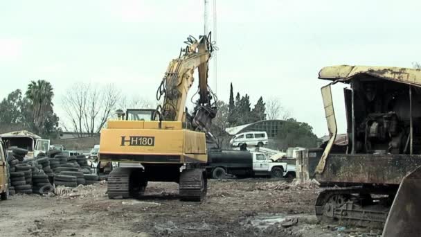 Hydraulic Yellow Mechanical Crane Used Picking Scrap Metal Recycling Yard — 图库视频影像
