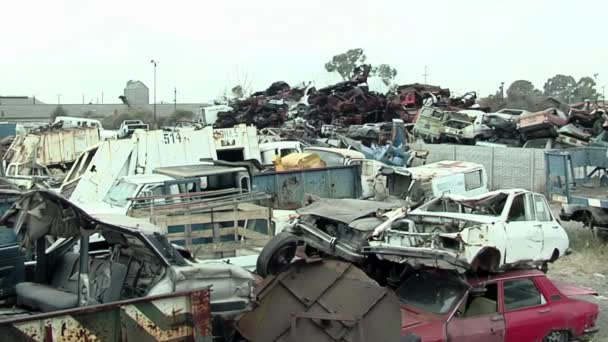 アルゼンチンのブエノスアイレス近くの自動車墓地に積み重ねられた難破船 — ストック動画