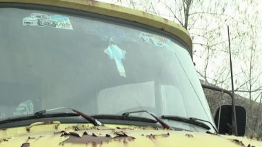 İsa çıkartmalı eski kamyon hurdalıkta terk edilmiş..