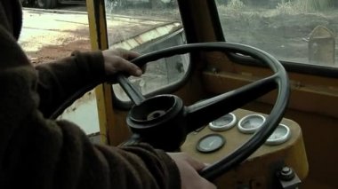 Hurdalıkta Eski Turna 'nın Cab' indeki adam. Kapat..