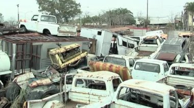 Buenos Aires, Arjantin 'in varoşlarındaki bir hurdalığa yığılmış eski enkaz araçlar. 