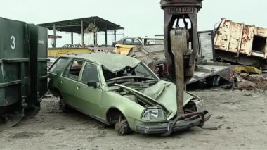 Hurdalıkta Geri Dönüşüm Sürecinde Hurda Metal İçin Eski Bir Araba Kaldırılıyor.  