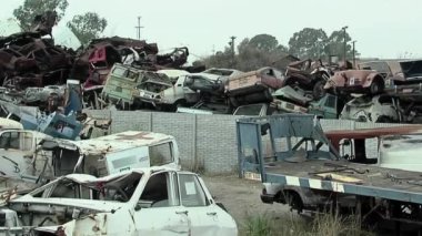 Buenos Aires, Arjantin yakınlarındaki bir araba mezarlığında hurdaya çıkmış arabalar.. 