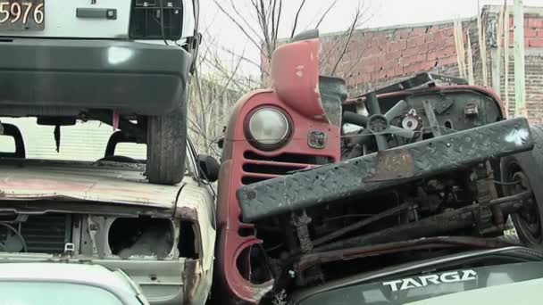 ブエノスアイレス アルゼンチンの近くのスクラップヤードで壊れた車 — ストック動画