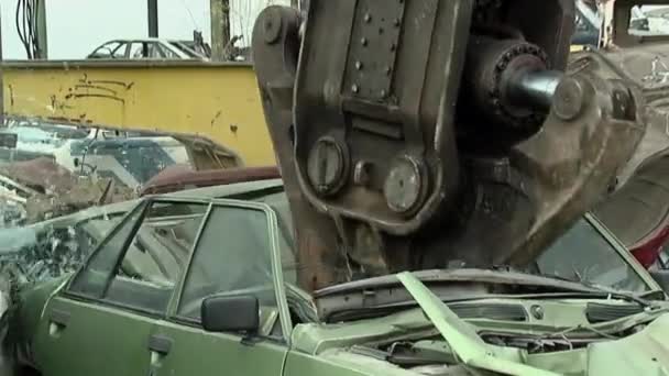 Żuraw Podnoszący Stary Samochód Złomu Podczas Procesu Recyklingu Złomowisku — Wideo stockowe