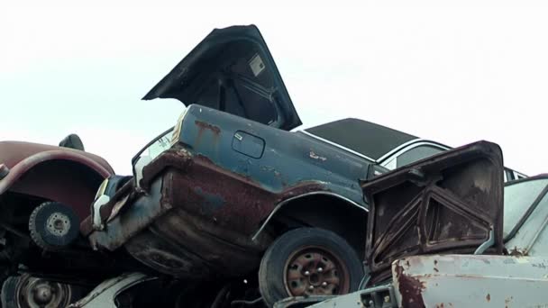 Vehículos Viejos Destrozados Apilados Depósito Chatarra Las Afueras Buenos Aires — Vídeos de Stock