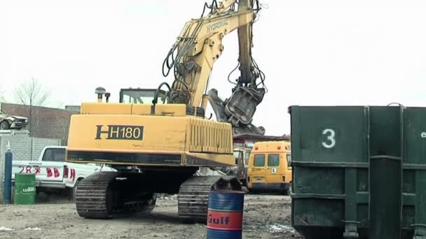 Grue Mécanique Jaune Hydraulique Utilisée Pour Ramasser Ferraille Cour Recyclage — Video