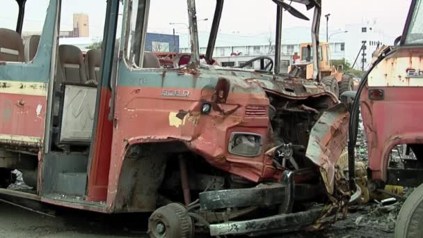 Buenos Aires Arjantin Dışındaki Bir Hurdalıkta Eski Yolcu Otobüsü — Stok video