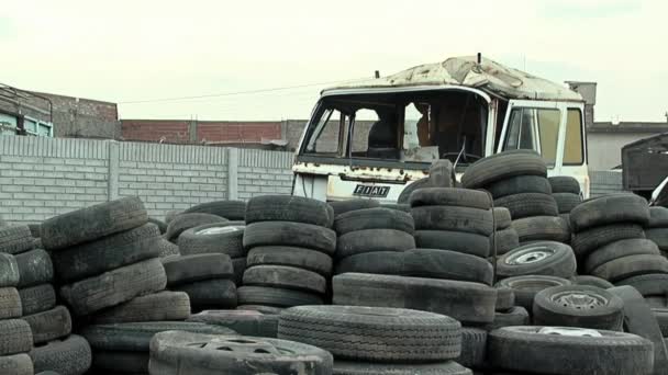 Camión Viejo Destrozado Una Pila Neumáticos Depósito Chatarra Cerca Buenos — Vídeos de Stock