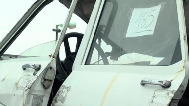 Hurdalıkta Eski Hurda Arabalar. 