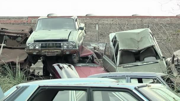 Old Wrecked Cars Opgestapeld Een Junkyard Buenos Aires Provincie Argentinië — Stockvideo