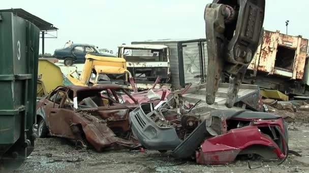 Garra Gigante Aplastando Coche Viejo Scrap Yard — Vídeos de Stock