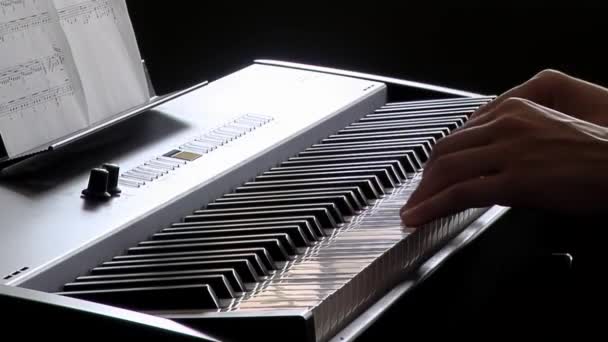 一个弹奏电钢琴的年轻女人的手特写镜头 — 图库视频影像