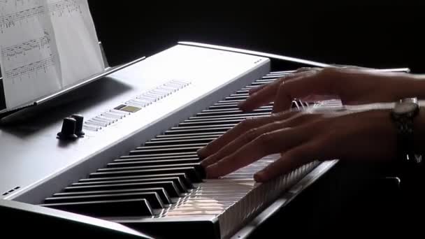 Χέρια Μιας Νεαρής Γυναίκας Που Παίζει Ηλεκτρικό Πιάνο Κοντινό Πλάνο — Αρχείο Βίντεο
