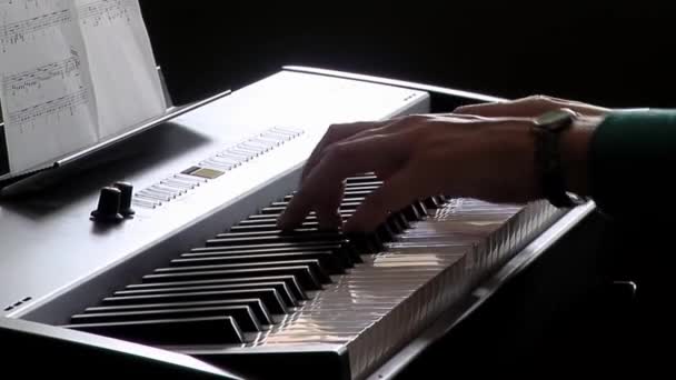 Handen Van Een Jonge Vrouw Die Elektrische Piano Speelt Sluiten — Stockvideo