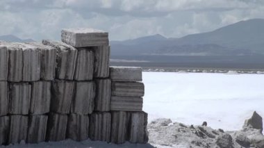 Salinas Grandes Salt Flats, Arjantin 'den toplanmış tuz blokları.  