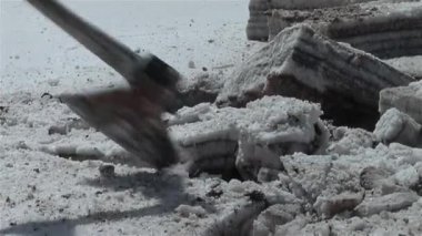 Salinas Grandes Salt Flats, Arjantin 'de tuz blokları çıkaran tuz işçileri. 