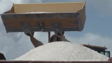 Tuz Üretimi, Tekerlek Yükleyici Salinas Grandes Salt Flats, Arjantin 'deki bir tuz madeninde tuz kamyonu yüklüyor..  