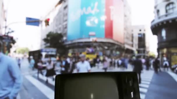 Hombre Sosteniendo Televisor Antigua Usanza Con Puño Apretado Pantalla Sobre — Vídeo de stock