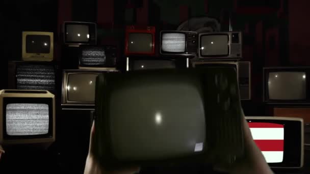 Ręce Trzymające Retro Zaciśniętymi Pięściami Ekranie Ścianie Telewizora Retro Flagą — Wideo stockowe