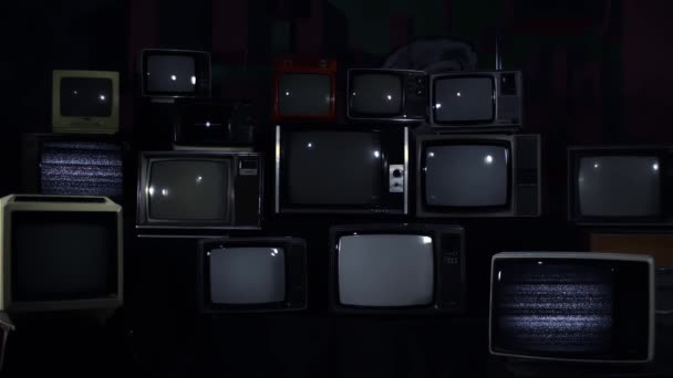在许多复古电视上 手握复古电视机的手与紧握的手指在屏幕上 黑人生活物质概念 — 图库视频影像