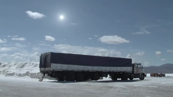 Industria Del Sale Grande Camion Parcheggiato Salinas Grandes Salt Flat — Video Stock