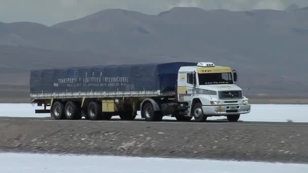 Camión Carretera Cruzando Salar Argentina — Vídeos de Stock