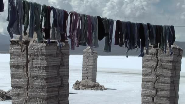 Oude Kleding Van Zout Mijnwerkers Drogen Salinas Grandes Salt Flats — Stockvideo