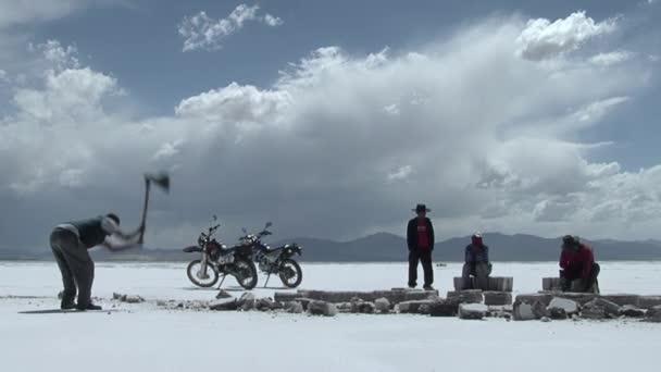 Salt Miners Picando Bloques Corteza Sal Salinas Grandes Salta Argentina — Vídeo de stock