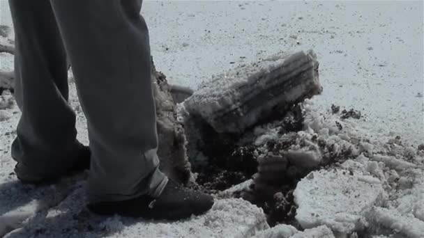 Salt Workers Extracting Salt Blocks Salinas Grandes Salt Flats Argentina — Stock video