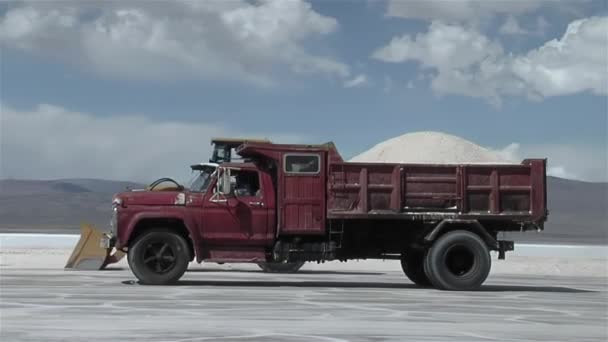 Ładowarka Kołowa Wywrotka Solą Kopalni Soli Salinas Grandes Salt Flats — Wideo stockowe