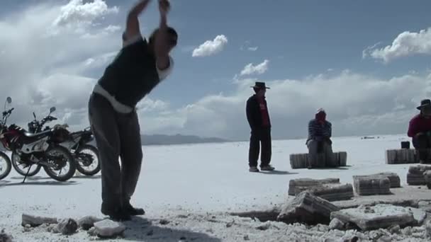 Salzbergleute Hacken Salzkrustenblöcke Aus Salinas Grandes Große Salzebenen Salta Argentinien — Stockvideo