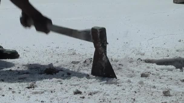 Salt Worker Extracting Salt Block Crusts Salinas Grandes Salt Flats — Wideo stockowe