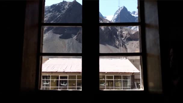 Женщина Смотрящая Окно Лас Куэвас Маленькой Деревне Андах Аргентина Увеличь — стоковое видео