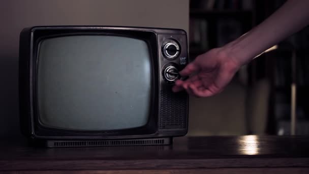 Ręka Mężczyzny Włączająca Telewizor Retro Coronavirus Ekranie Covid Koncepcja Globalnej — Wideo stockowe