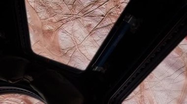 Jüpiter 'in uydusundan biri olan Europa' nın yörüngesindeki uzay istasyonu, Europa 'nın yüzeyindeki doğrusal çatlakların karmaşık bir modelini gösteriyor. NASA tarafından desteklenen bu videonun elementleri.  