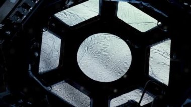 Icy Enceladus 'un yörüngesindeki uzay gemisi, Satürn' ün uydularından biri. NASA tarafından desteklenen bu videonun elementleri.  