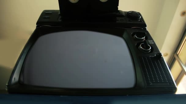 Pria Tangan Memasukkan Vhs Dalam Vcr Dan Tua Dengan Green — Stok Video