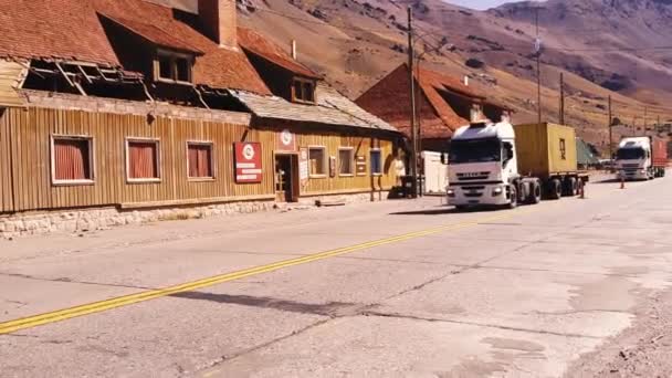 Φορτηγά Στο Δρόμο Στο Las Cuevas Andes Mountains Mendoza Province — Αρχείο Βίντεο