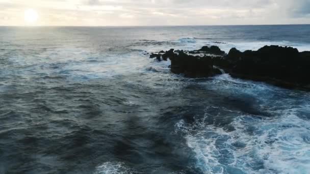 南米のイースター島 ラパヌイのハンガ ロア近くのアナ タンガタ洞窟の前の崖で破壊します スローモーション — ストック動画