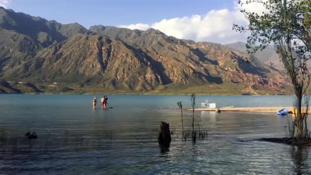 Människor Vid Sjön Potrerillos Dammen Mendoza Argentina — Stockvideo